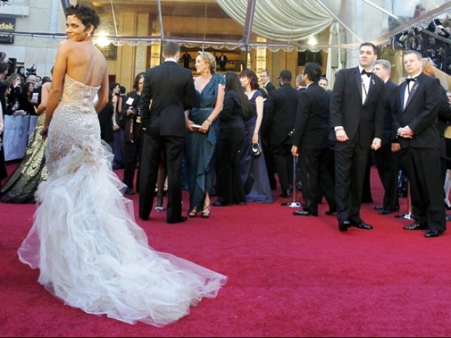 halle berry oscars 2011 dress. Halle Berry arrives at the